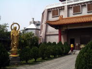 ������ƑO�ɂ����̉����̕����̑O�ŎႢ�������q��ł܂���