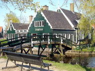 �[�΂̕ǂœ��ꂳ�ꂽ�����w���`�b�N�ȉƁX