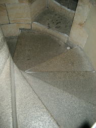 塔の階段・・・目がまわる〜