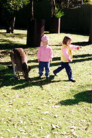 ワラビーと戯れる子供達